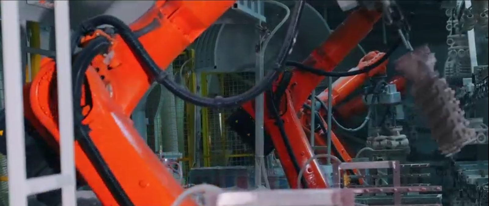 機械手臂將蠟樹浸入陶瓷漿料