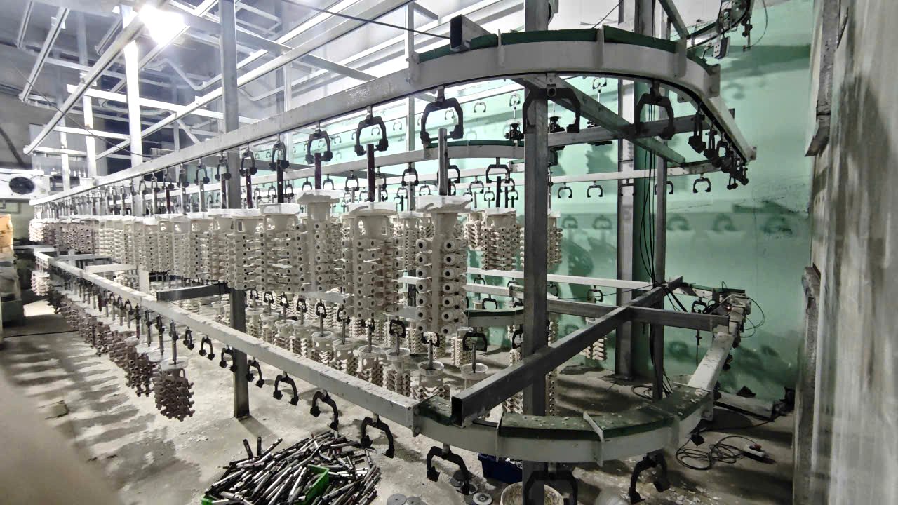 Overhead conveyor line carrying ceramic shells