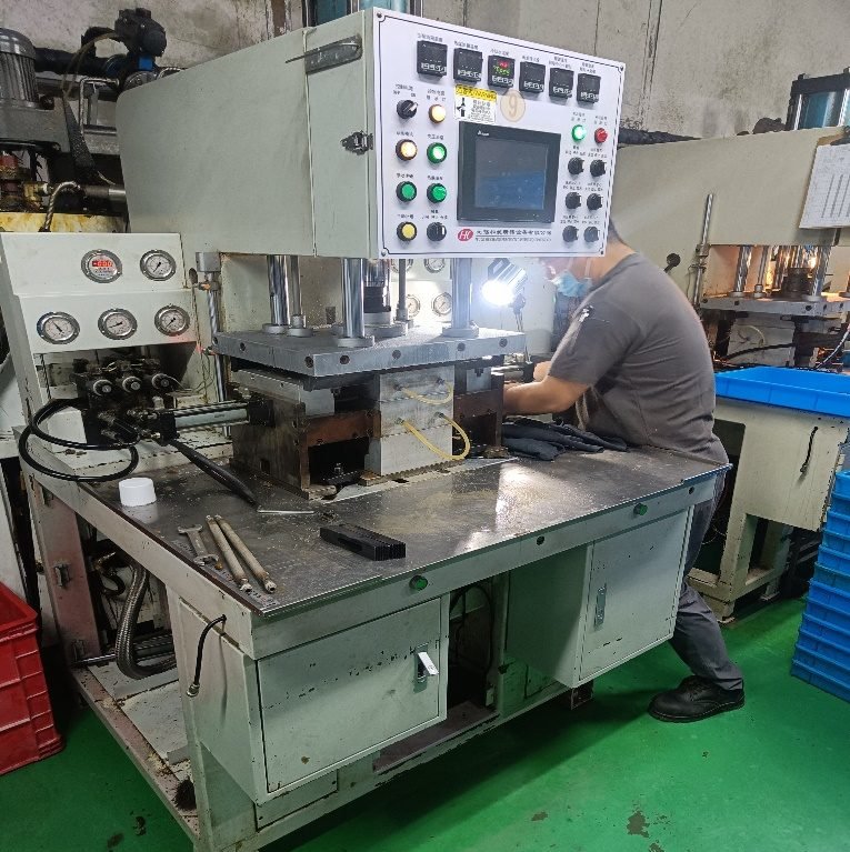 Máy ép mẫu sáp điều khiển bằng PLC