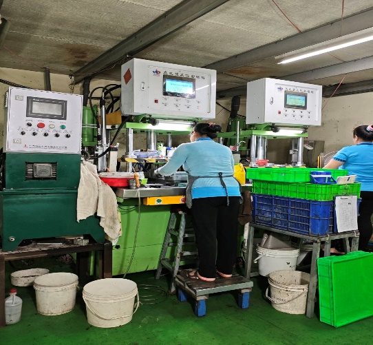 射蠟區,作業員操作 PLC 射蠟機