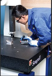 Nhân viên kiểm tra đo chi tiết trên máy CMM